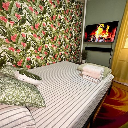 Tropical Comfort Room In Harlem Cozy Stay With Snacks & Style New York Buitenkant foto